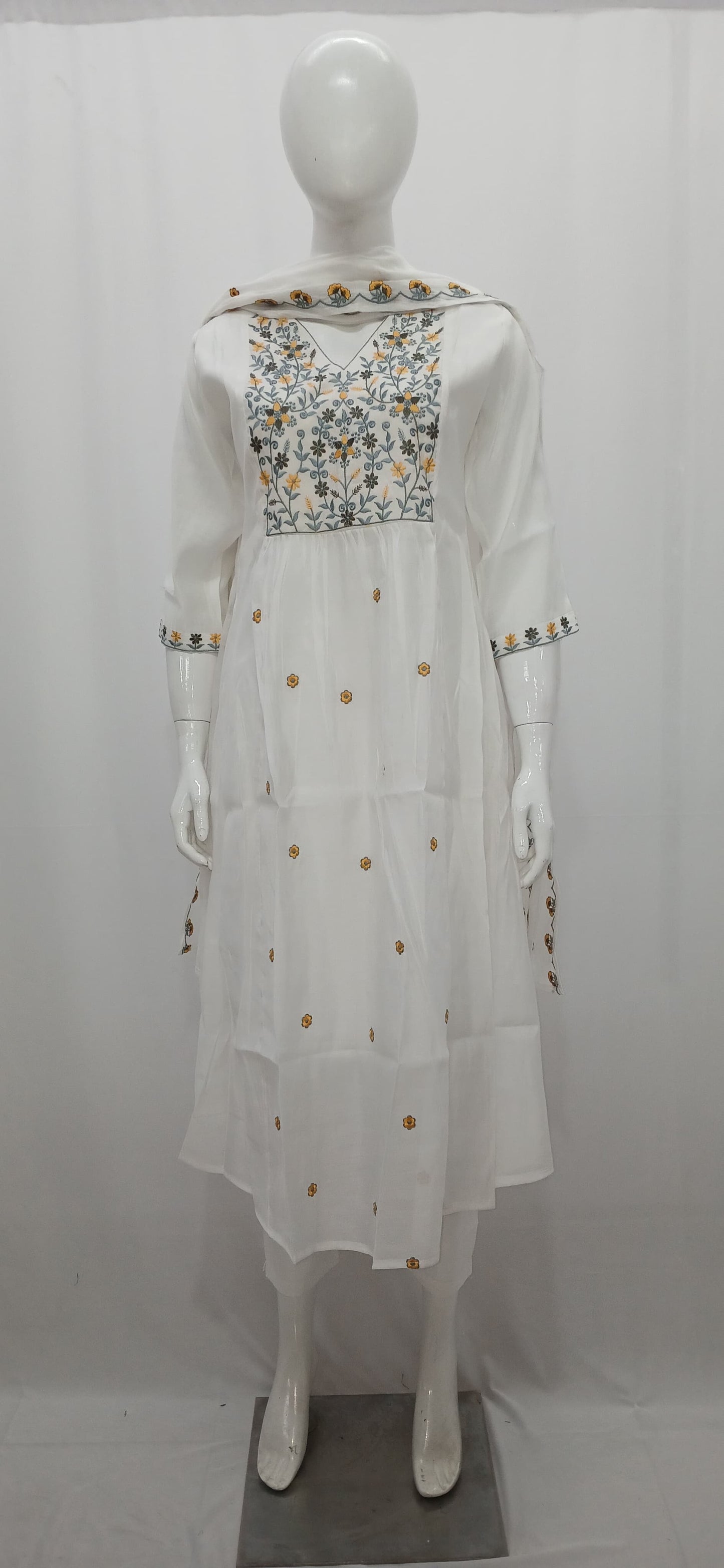 Elegant White & Floral Embroidered Mul Chanderi 3-Piece Kurti Set